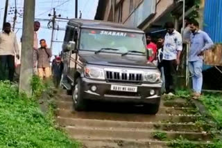 Cars drive on stairs, Cars drive on stairs in Hassan, Cars drive on stairs news, Hassan news, Hassan car news, ಮೆಟ್ಟಿಲುಗಳ ಮೇಲಿಂದ ಇಳಿದ ಕಾರು, ಹಾಸನದಲ್ಲಿ ಮೆಟ್ಟಿಲುಗಳ ಮೇಲಿಂದ ಇಳಿದ ಕಾರು, ಮೆಟ್ಟಿಲುಗಳ ಮೇಲಿಂದ ಇಳಿದ ಕಾರು ಸುದ್ದಿ, ಹಾಸನ ಸುದ್ದಿ, ಹಾಸನ ಕಾರ್​ ಸುದ್ದಿ,