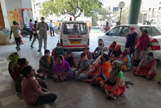 mnp employee family agitation in front of the munciple commissioner in jalgaon