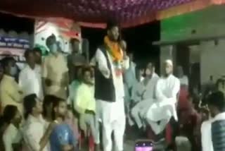 congress leader fall down from stage