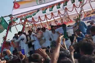 Congress leaders fall as stage collapses in Bihar