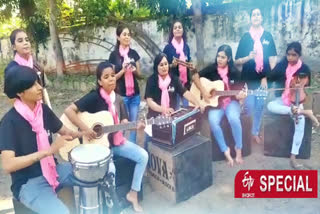 musical-band-of-girls-presenting-modern-tunes-composed-of-traditional-music-in-jabalpur