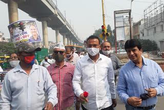 MLA Shivcharan Goyal made drivers aware  due to red light on gaadi off in  Moti Nagar