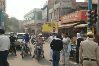 AAP workers made drivers aware in Najafgarh over Red light on car off campaign