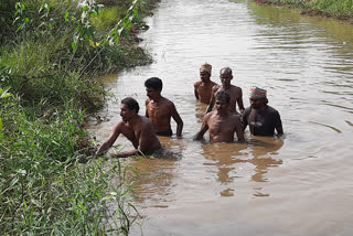 Farmers working hard in the Marlagummi irrigation canal