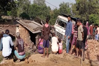 uncontrolled Hyva vehicle rammed into the house in dhanbad