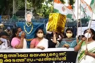 Opposition parties  Secretariat  Opposition parties protest Secretariat  സെക്രട്ടേറിയറ്റ്  പ്രതിപക്ഷ സമരം  പ്രതിപക്ഷ പാര്‍ട്ടികളുടെ സമരം  മഹിളാ കോണ്‍ഗ്രസ് പ്രതിഷേധം