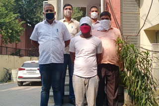 delhi police crime branch arrested 20 thousand rewarded crook