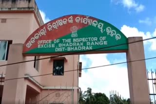 650 liters of indigenous liquor seized from different parts of Bhadrak, 6 arrested