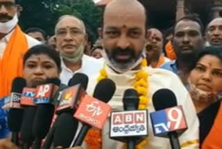 Bundy Sanjay visiting Jogulamba temple in jogulamba gadwala district