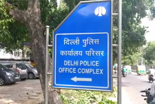 Delhi Police cutting challans of people to follow Corona rules