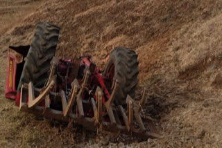 Kushalgarh news, tractor falling in deep ditch,  tractor accident