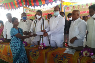 mla ramulu naik cheques distribution to the farmers at karepalli in khammam