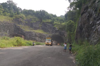 കുതിരാൻ തുരങ്കപാത വാർത്ത  കുതിരാനില്‍ വാഹനാപകടം  തൃശൂർ പാലക്കാട് ദേശീയ പാത  മണ്ണുത്തി - വടക്കഞ്ചേരി ദേശീയപാത  kuthiran underpass news  mannuthy vadakanchery national highway  kuthiran traffic