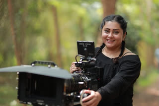 Actress Namitha producing multi languages film named as bow wow  നിര്‍മാതാവായി നടി നമിത  നടി നമിത വാര്‍ത്തകള്‍  നിര്‍മാതാവ് നമിത  തെന്നിന്ത്യന്‍ നടി നമിത  Actress Namitha producing multi languages film  multi languages film bow wow