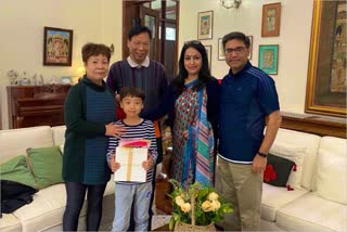 Indian ambassador to China bids farewell to longest serving staff member at Embassy