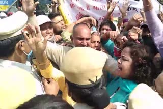 former mla sharda sathore took out protest march in ballabgarh