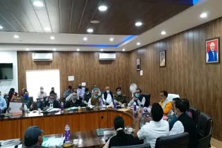 dhan-singh-rawat-took-a-meeting-of-officials-in-uttarkashi