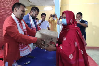 পূৱ বিলাসীপাৰাত সংখ্যালঘু হিতাধিকাৰীৰ মাজত স্প্ৰে মেচিন আৰু চিলাই মেচিন বিতৰণ