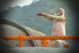 pm-modi-pays-tribute-to-sardar-vallabhbhai-patel-on-his-birth-anniversary-at-statue-of-unity