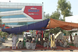 Farmers protest continue in front of Reliance and VRC Mall in barnala