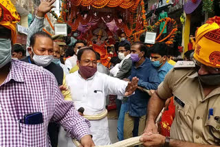 डीएम-एसपी ने ऐतिहासिक दुर्गा पूजा विसर्जन यात्रा का किया शुभारंभ