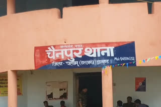 ईंट लदा ट्रैक्टर दुकान में घुसा