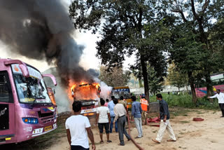 అగ్నికి ఆహుతైన బస్సులు