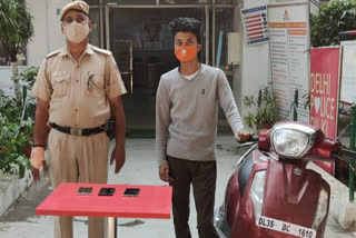 Delhi police arrested 2 accused including a minor in Kalkaji