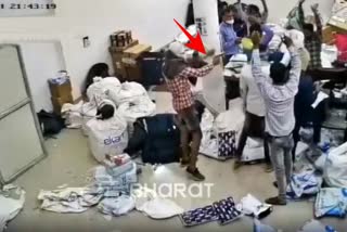 Gangsters loot the money in Flipkart warehouse