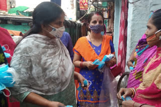 Hari Nagar MLA distributed mask in delhi