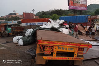 Accident on Mumbai-Ahmedabad highway