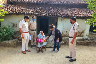 Police distributed blankets to the elderly in takhatpur bilaspur
