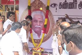 aDMK executives pay homage to Duraikannu portrait