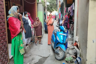 south delhi khanpur people are forced to buy drinking water