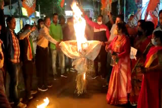 bjp workers burn effigy of hemant government in jharkhand