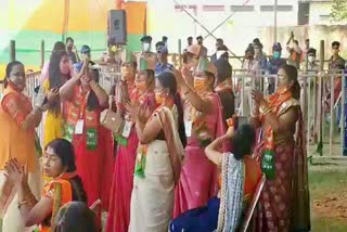 women danced to arrival of Prime Minister