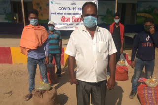 distribution of potato seed and fertilizer to migrant worker in hazaribag