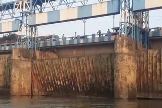 lockgate of durgapur barrage starts to repair from today