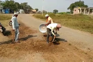 Farmers who repaired the road in Athani