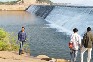 Tourists visiting Bellary Daroji Lake