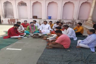 नमाज के बाद मंदिर का शुद्धीकरण हुआ.