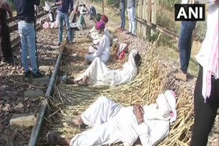 Rajasthan: Gurjar Community blocks railway track in Bharatpur demanding reservation  Gurjar Community blocks railway track in Bharatpur demanding reservation  urjar Community  blocks railway track  Bharatpur  reservation  സംവരണം ആവശ്യപ്പെട്ട് ഗുര്‍ജർ വിഭാഗക്കാര്‍ ഭരത്പൂരിലെ റെയിൽ പാത തടഞ്ഞു  റെയിൽ പാത തടഞ്ഞു  ഗുര്‍ജർ വിഭാഗം