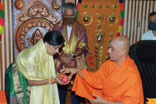 Nirmalananda Swamiji blessed to kusuma