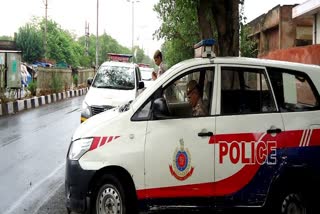 delhi police pcr mobile patrolling team handed over missing 4 year old child to parents from JJ colony