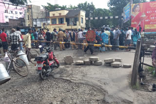 rail_block_by_labour_in_hoogly_for_demanding_to_start_the_local_train_service