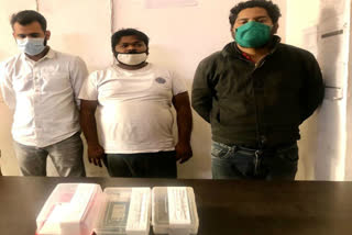 Indirapuram police arrest gang members who steal from e commerce company delivery boy bags