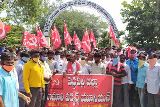 hamalies protest at peddapalli collectorate