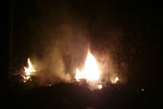 Open fire burning in Tughlakabad, Delhi causes pollution