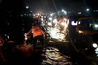 Water pipeline bursts in thane