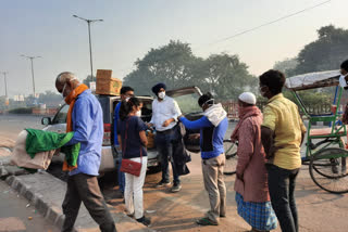 Resident doctor of AIIMS is helping helpless people in delhi